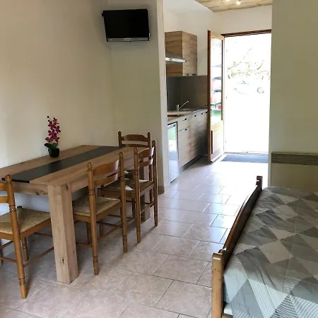 A - Ferme Du Port D'enveaux - Au Bord De La Dordogne Apartmán *